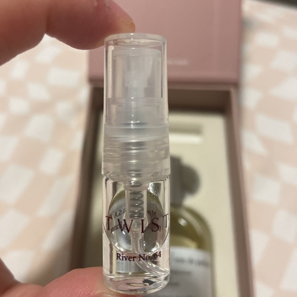 TWIST perfume - Picture 5 of 6